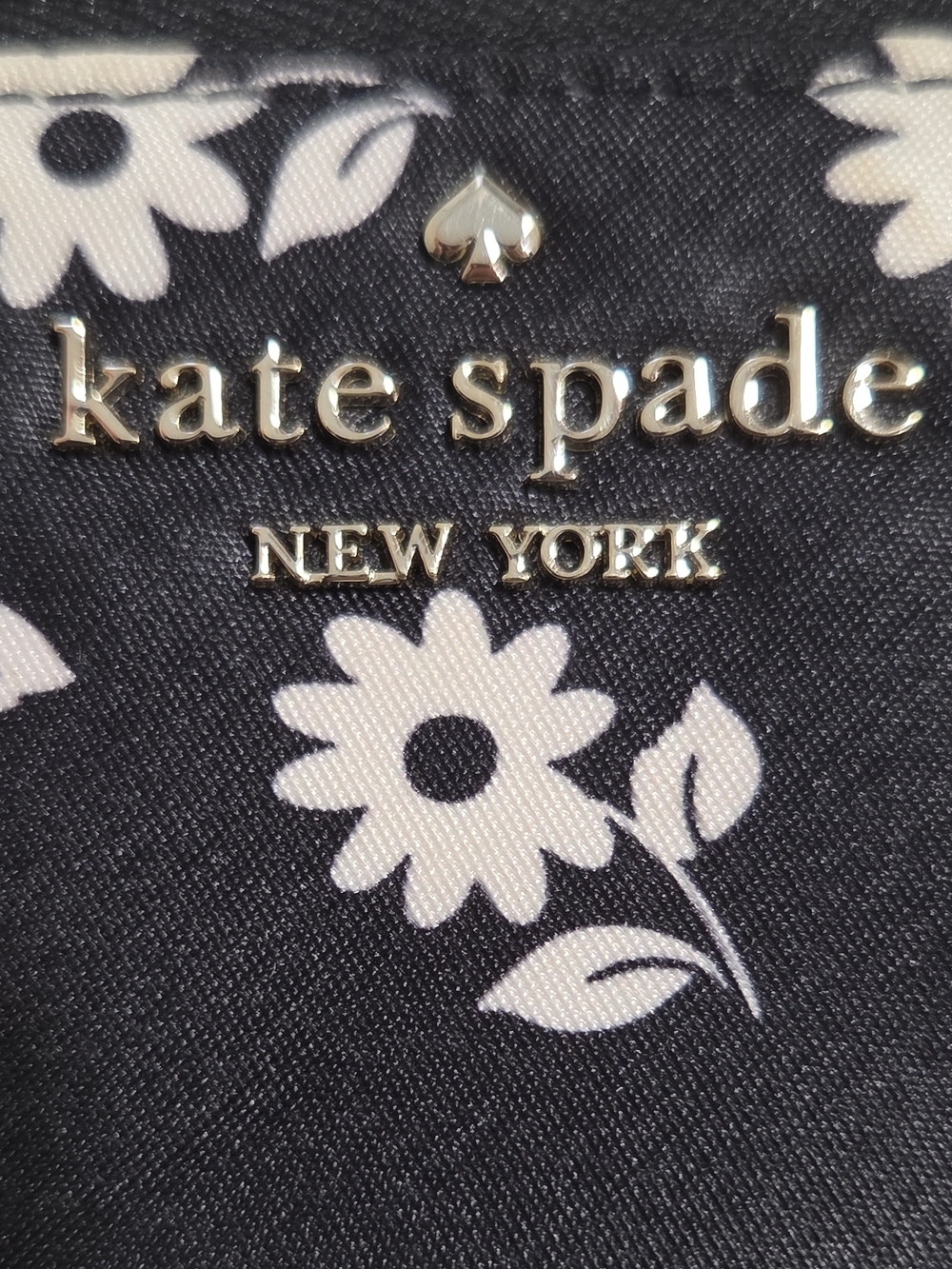 kate spade Black and White Daisy Zip Wristlet - Picture 2 of 10